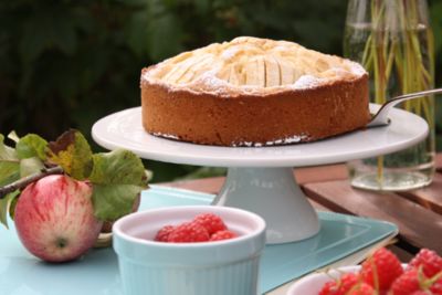 Versunkener Apfelkuchen für den Nachmittagskaffee im Garten