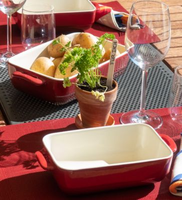 Malin – serving and casserole dishes in red