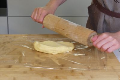 Teig ausrollen mit dem Teigroller Maribor