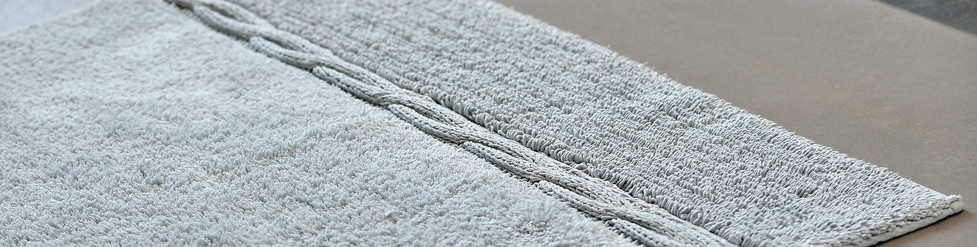 Badtextilien wie Handtücher und Badteppiche aus 100% Baumwolle