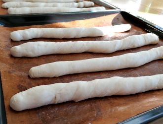 Baguettes auf Backblech gehen lassen