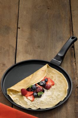 Crêpe mit frischen Beeren Crêpepfanne Kerros