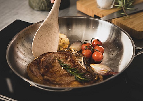 Dry-Aged-Steak beim Anbraten in Bratpfanne Flavoria