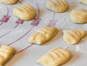 Gnocchi-Teig zu fingerdicken Rollen formen, abschneiden und mit der Gabel ein Muster eindrücken