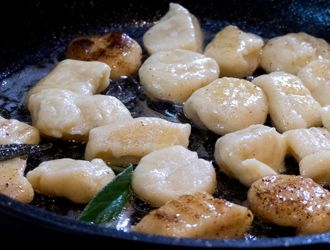 Gnocchi in Salbeibutter anbraten