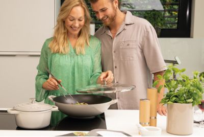 Hendl Curry Zubereitung in Calido Wok grau