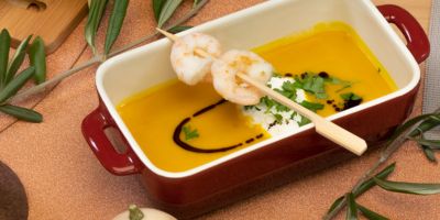 Stimmungsfoto für das Rezept Kürbiscremesuppe mit Wildwasser-Scampi-Spieß