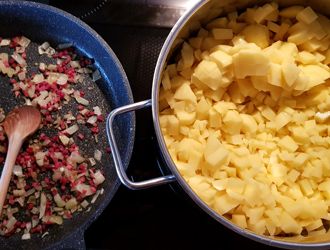 Speck, Zwiebeln und Kartoffeln anbraten und aufkochen – Topf und Pfanne