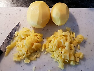 Kartoffeln für die Kartoffelsuppe schneiden – kela Mitarbeiterrezept