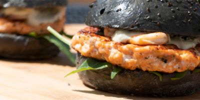 Stimmungsbild Lachsburger mit Avocado-Chili-Dip