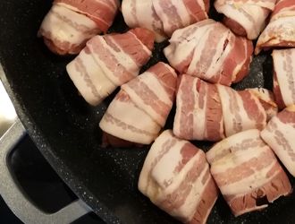 Lendchen mit Speck ummantelt Zubereitung in der Pfanne