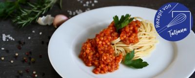 Rote-Linsen-Bolognese angerichtet - Stimmungsbild