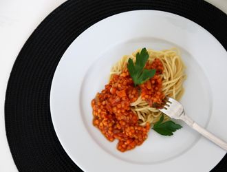 Linsen-Bolognese angerichtet
