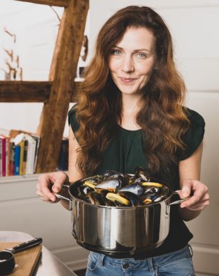 Moules Mariniéres serving the mussels