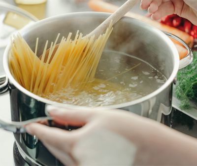 Nudeln immer in ausreichend großen Kochtöpfen kochen 