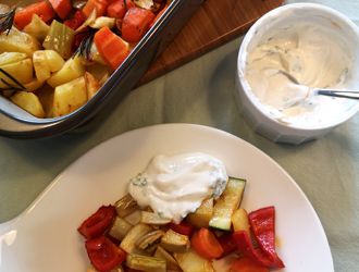 Gemüse mit Kartoffeln und Kräuterquark angerichtet