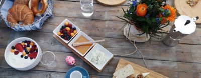 Stimmungsbild natürlich gedeckter Ostertisch im Freien
