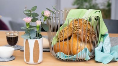 Stimmungsbild Brotkorb auf gedecktem Tisch