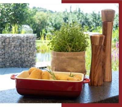Stimmungsbild draußen genießen mit kela-Produkten: Auflaufform Malin, Salz- und Pfeffermühle Kaja