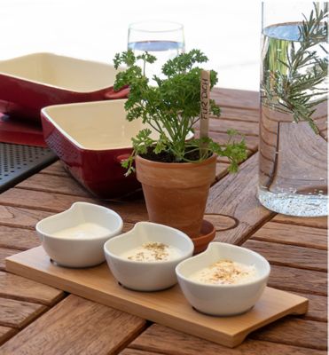 Stimmungsbild draußen genießen mit kela-Produkten: Auflaufform Malin, Schalen-Set Philipa