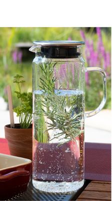 Stimmungsbild Saftkrug Pitcher auf gedecktem Tisch