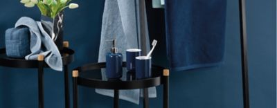 Handtucher Accessoires Und Badematte Bringen Die Farbe Blau Ins Badezimmer Kela Inspiration