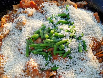 Paella zubereiten Reis zugeben