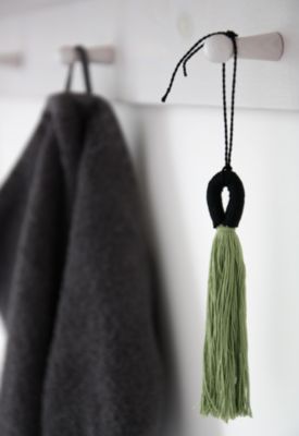 Quasten selber machen – Deko Garderobe