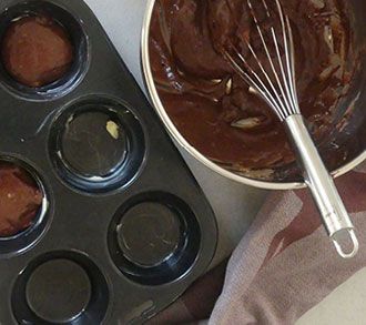 Teig in gefettete Muffinform füllen
