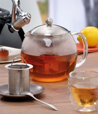 Tea glasses and tea infuser in a practical set