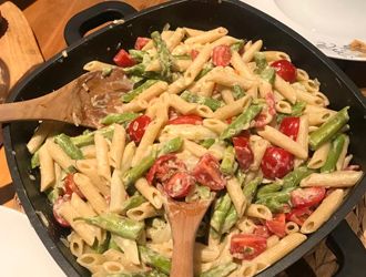 Zubereitung der Spargel-Tomaten-Nudeln in der Eckpfanne Kerros