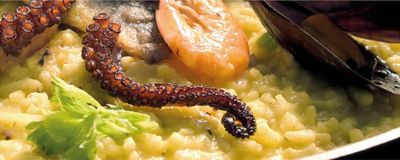 Fertig zubereitete Paella als Stimmungsbild