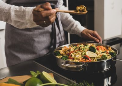 Curry thaï végétal Préparation dans poêle à frire Flavoria kela
