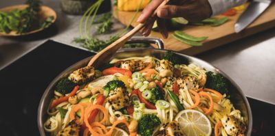 Rezept veganes Thai-Curry mit Sesam-Kokoswürfel – Beitragsbild