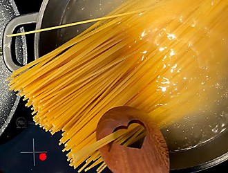 Thunfisch-Spaghetti Nudeln zubereiten