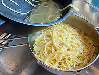 Thunfisch-Spaghetti Nudelsieb kela