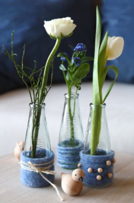 Tulpenarrangement auf Beistelltisch