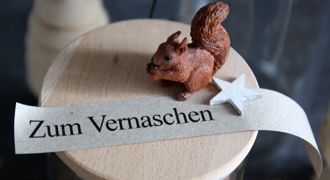 Kleine Dekofigur auf Holzdeckel mit Schriftzug