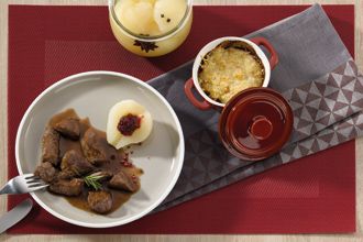 Wildragout mit Kartoffelgratin Impression gedeckter Tisch