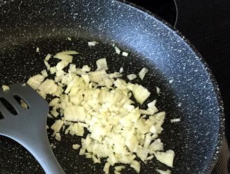 Zwiebel anbraten Stella Nova Pfanne