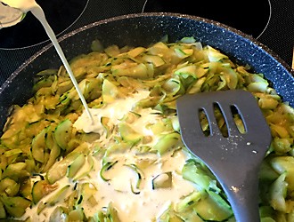 Zubereitung Zucchinisauce Sahne zugießen