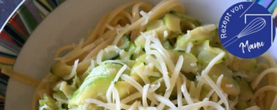 Linguine mit Zucchini angerichtet – Stimmungsbild