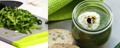 Spinatsuppe mit Bärlauch im Weckglas serviert